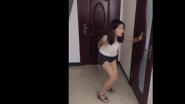Cewek Cina Lagi Kebelet Pipis Banget, Sampe Crot-crot Nahan