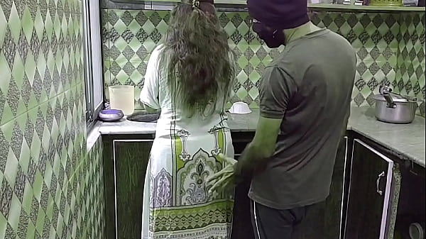 Bini Orang Lagi Sibuk Masak Di Dapur, Tiba-tiba Digenjot Dari Belakang, Suara Hindi Bikin Makin Panas.