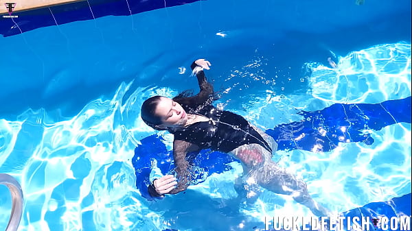 Jessica Bunny Main Air Di Kolam Renang, Basah Kuyup, Gaya Bebas Bikin Makin Erotis.